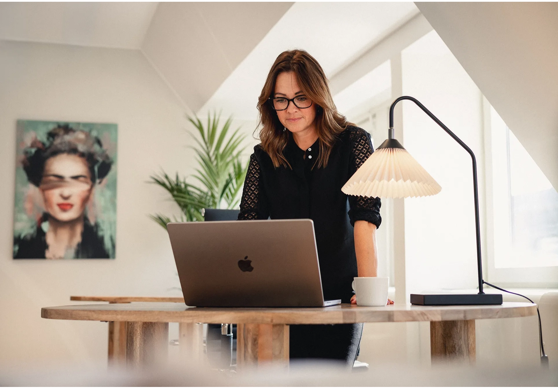 Affärskvinna arbetar vid sitt skrivbord med en laptop, representerar ett professionellt bemanningsföretag i Malmö.